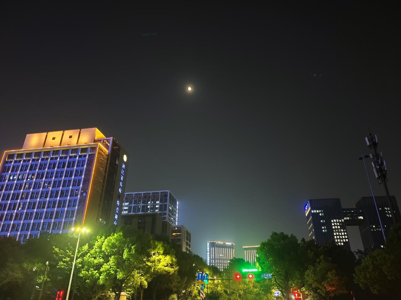 国庆节的夜晚，杭州西湖也是人潮涌动，车水马龙交汇在一起，展现出热烈的节日气氛。在