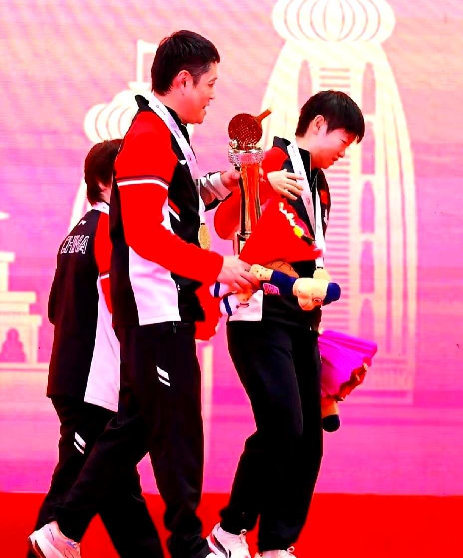 要说邱贻可真是“命苦”，
咋就那么听话呢，又是扛东西又是当模特，还真是个“憨憨”