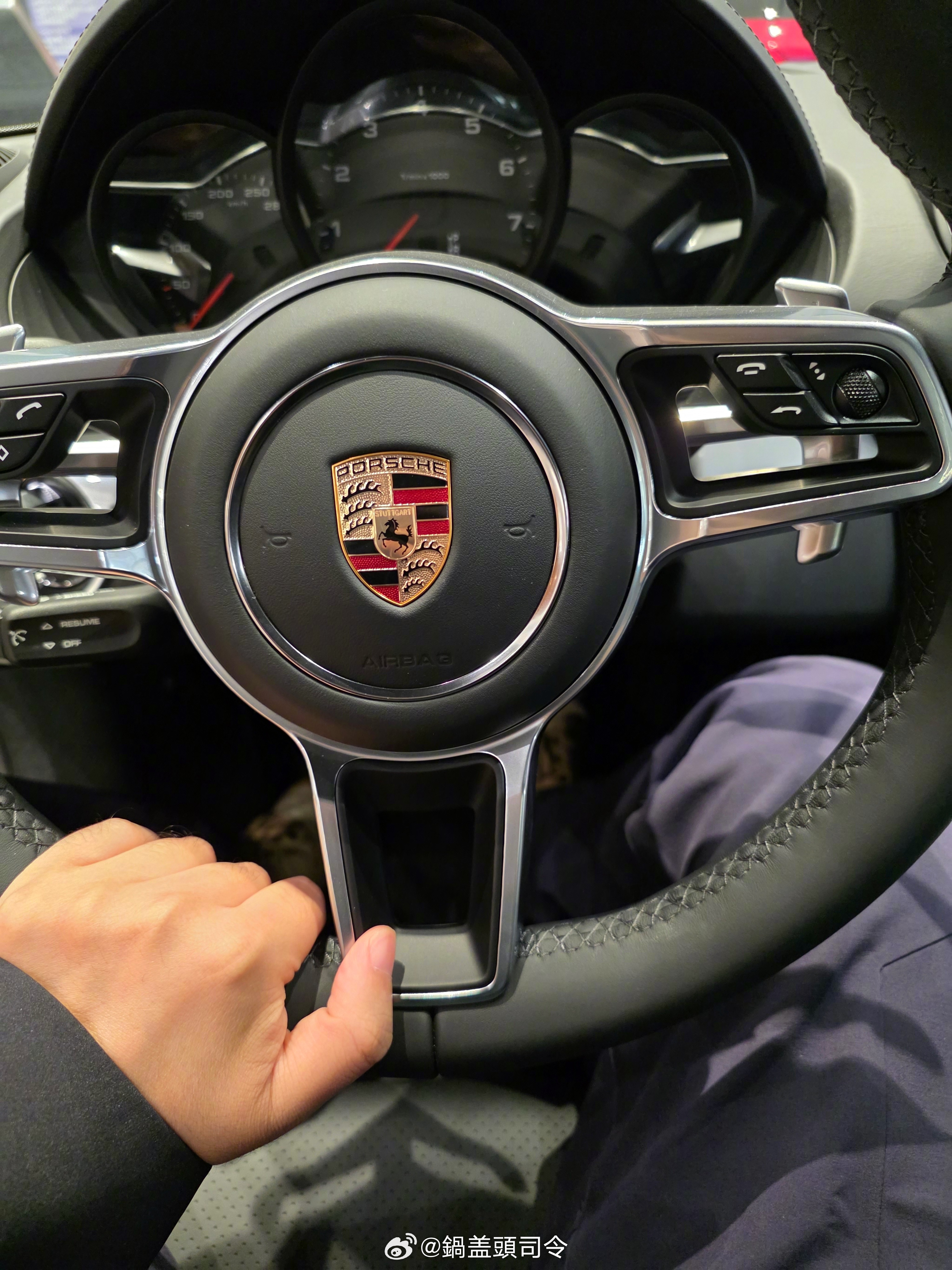 我觉得保时捷销量在下滑，影响力和品牌力也在降低了，最近去店里看了几次车，发现之前