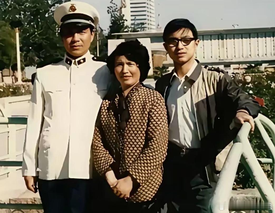汪峰早期与父母的合影 ​​​