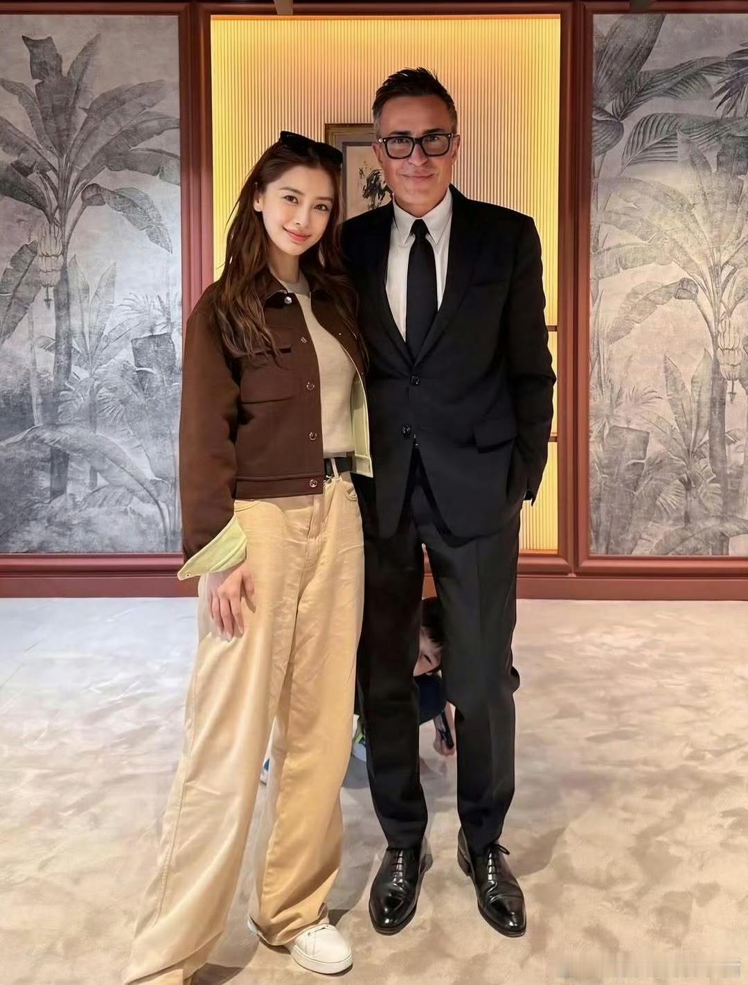 小海绵镜头下，Angelababy与爱马仕总监的合影曝光。照片中两人状态不错，互