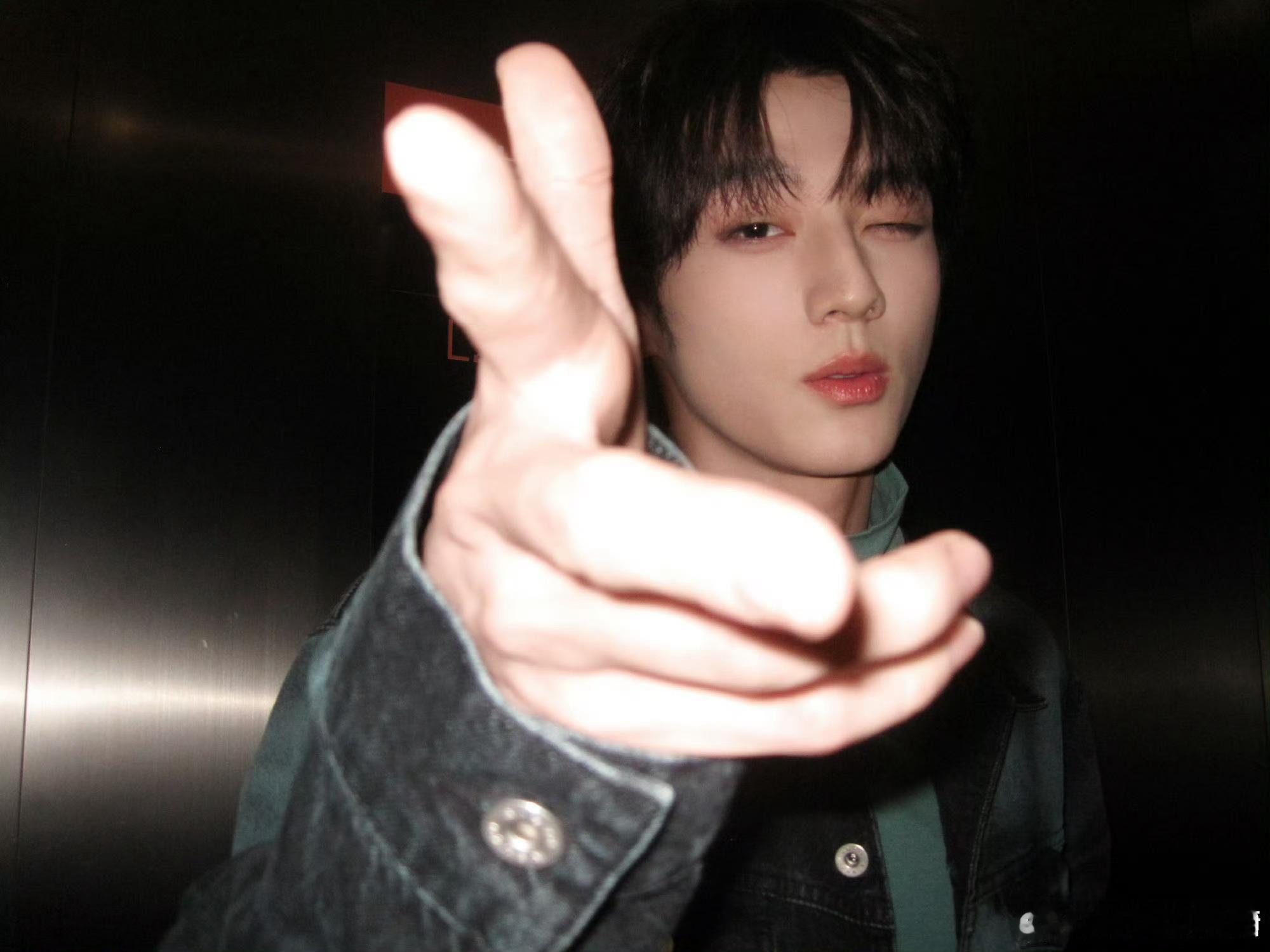 赖伟明这段话把李雪琴拿住了这个赖伟明怎么又帅又会说话啊，对李雪琴说“你就是你，你