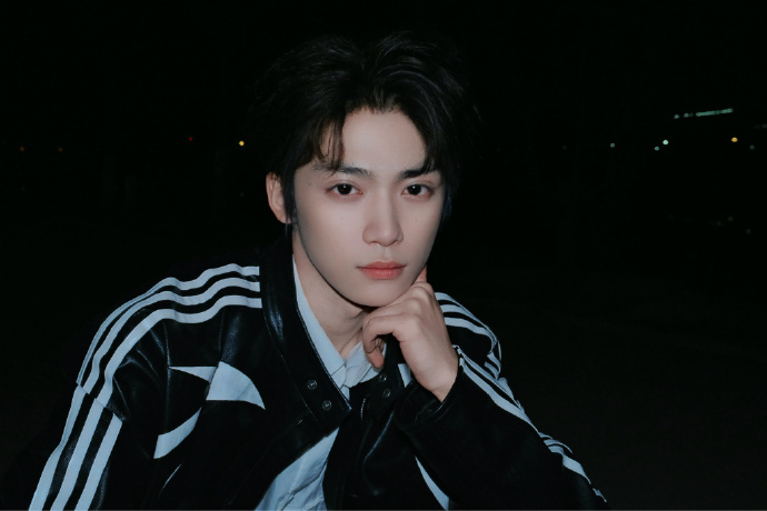 梓渝黑皮衣coolboy 梓渝黑皮衣coolboy，今日份的酷感小梓渝上线啦，是