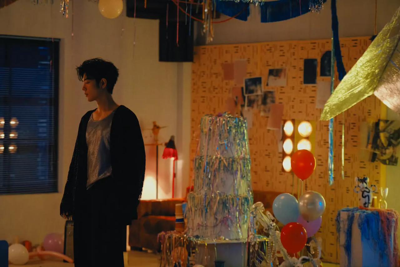 肖战生日写真九宫格有！
战哥生日这天被这么多玩具包围，这些片段像是精雕细琢的艺术