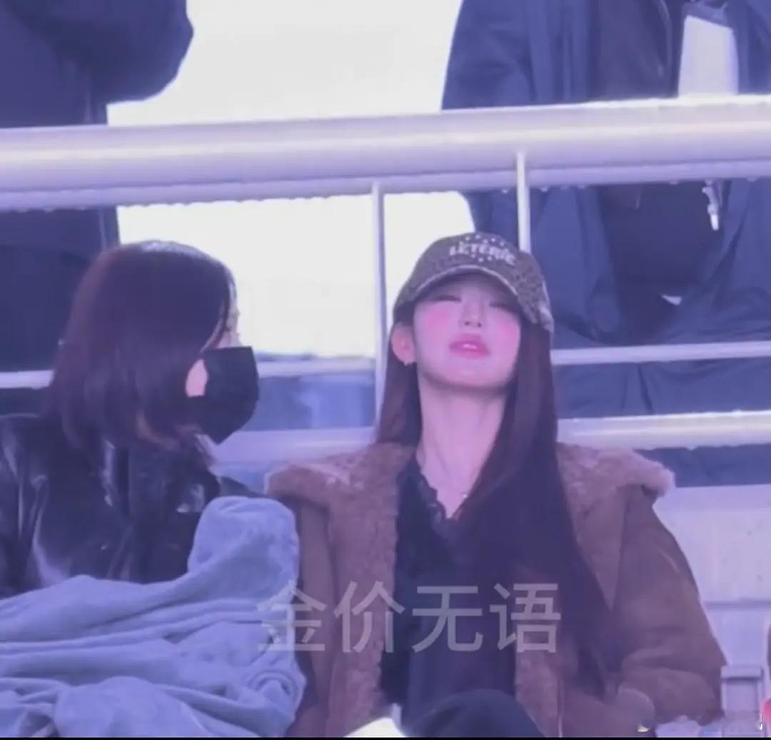 张元英认真看演唱会中，是不是巴不得被拍到啊