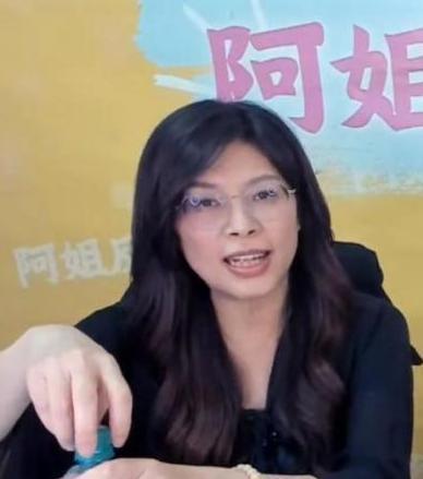 郑丽文带大陆教材返台，声量暴涨，民进党破防，搞“追杀”名单?







最近