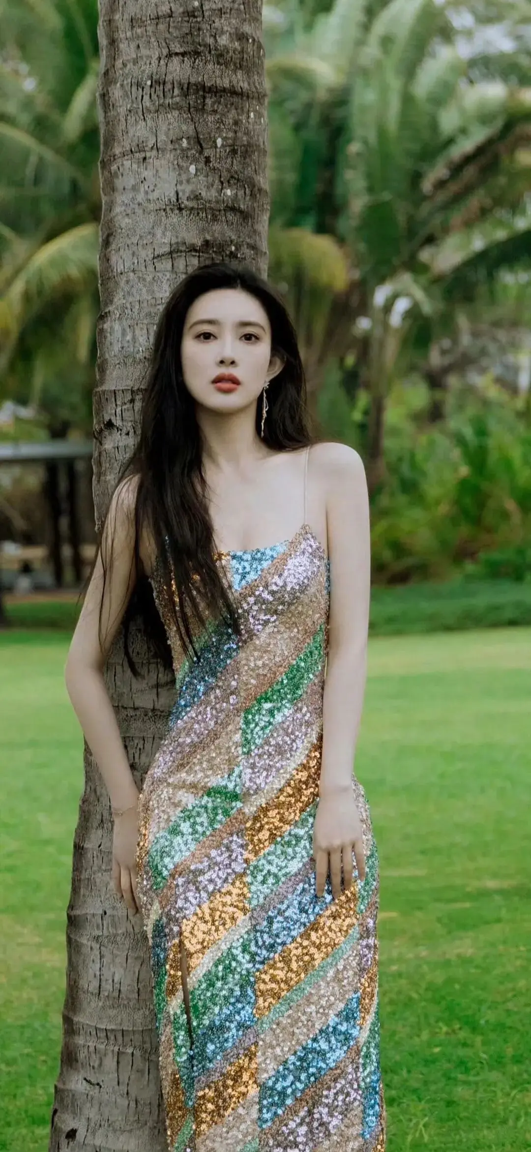 孟子义 海边紧身吊带写真，小S曲线美，亿点点性感！