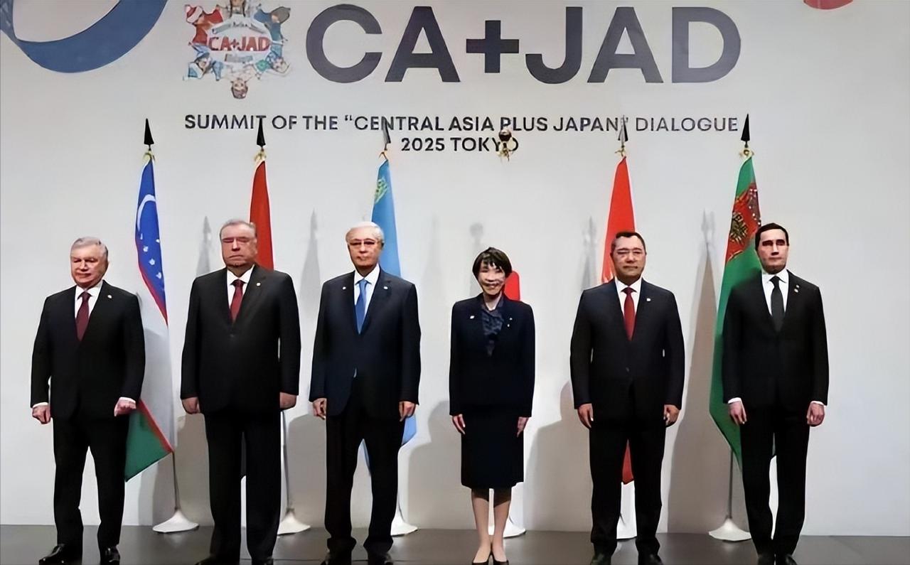 现实就是这么功利！
日本与中亚五国签订了《东京宣言》，未来五年，日本将在中亚五国