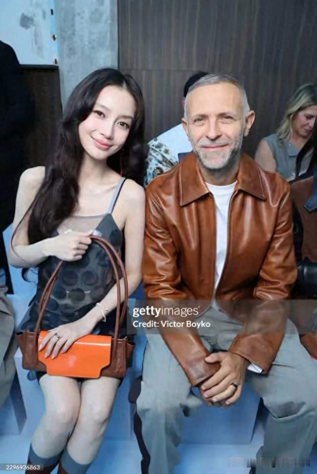 Angelababy杀回米兰时装周！蓝色薄纱吊带裙秀小蛮腰，腿是真长