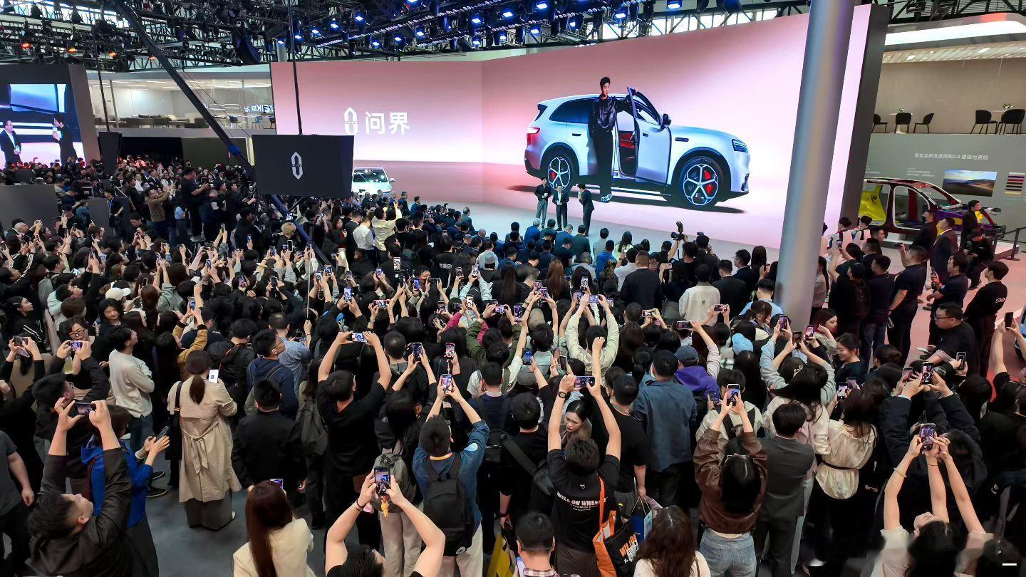 4月24日，北京车展现场，问界M6上市即开启批量交付，交付即热销，市场热度持续高