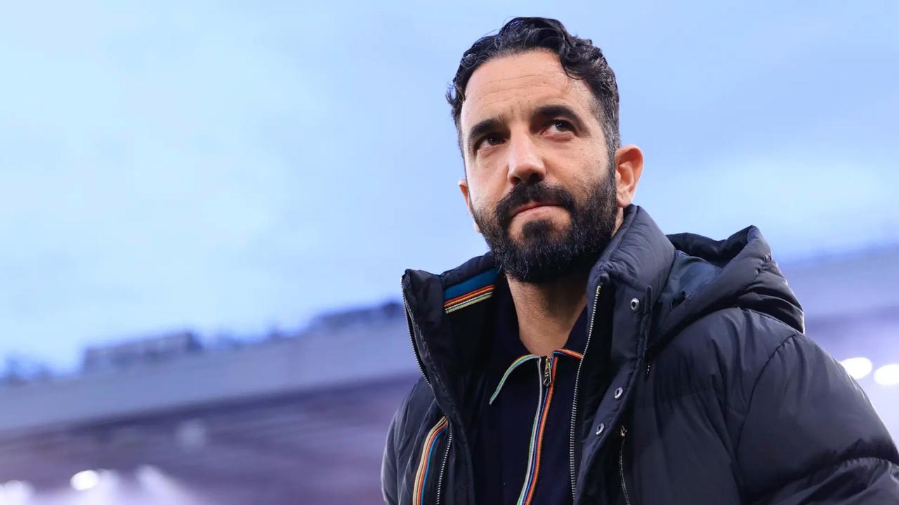 阿莫林飞抵葡萄牙里斯本，他在机场遇到了记者，没有接受采访但表情明显非常高兴。
据