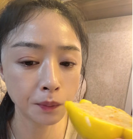 蒋欣吃关晓彤同款彩椒碗之前看关晓彤吃这个菜椒碗，感觉非常有食欲，今天也看到蒋欣也