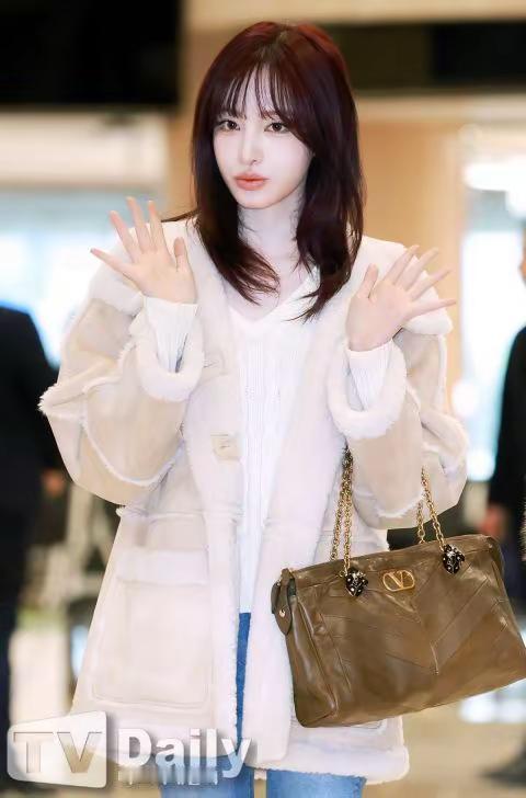 2025 KBS音乐银行全球庆典。人气女团IVE飞日本参加《2025 KBS音乐