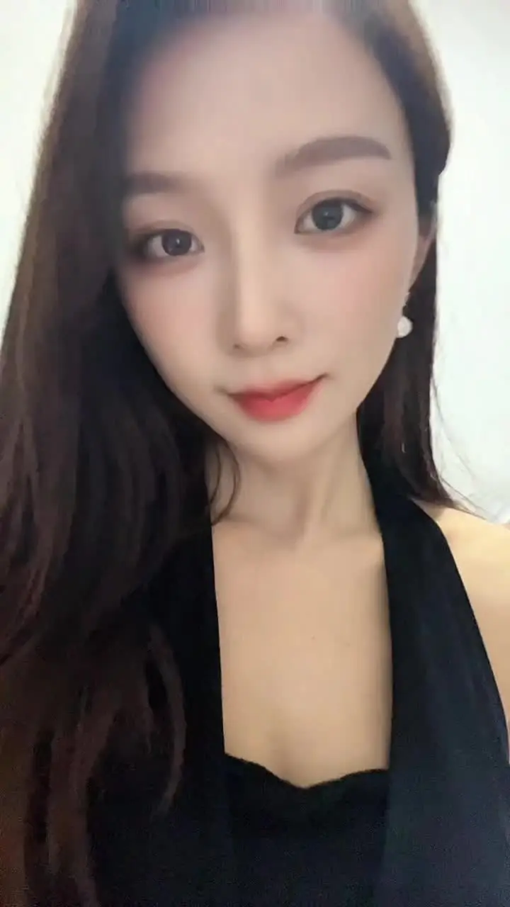 女孩子的快乐：穿好看的衣服、画个好看的妆，拍几张美美的照片😝