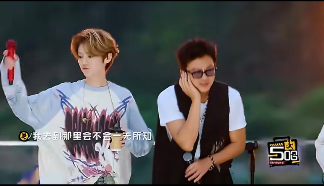 邓超摸鹿晗头鹿晗邓超对视哇声一片谁被邓超鹿晗的相处模式狠狠暖到了，宠溺摸头加上温