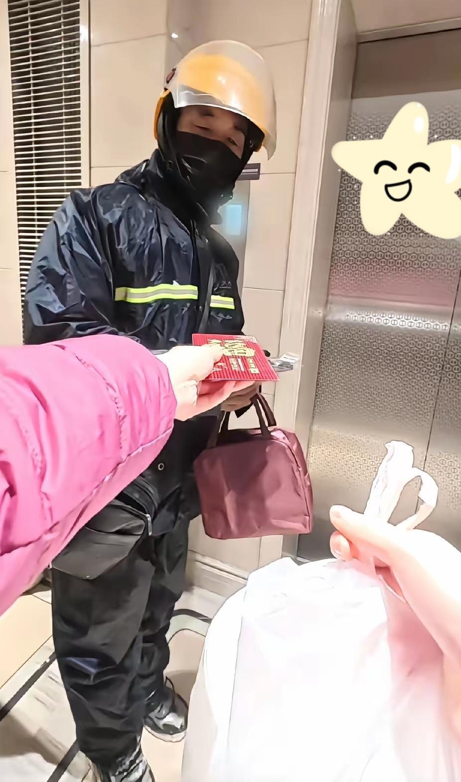 郑州暴雪夜。零下8度。外卖小哥冒雪送单。开门女子被寒气扑得打哆嗦。反手拉住小哥。