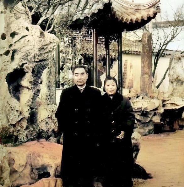 这是1963年，周总理和邓颖超在苏州留园留下的一张珍贵合影。其实这也是新中国成立