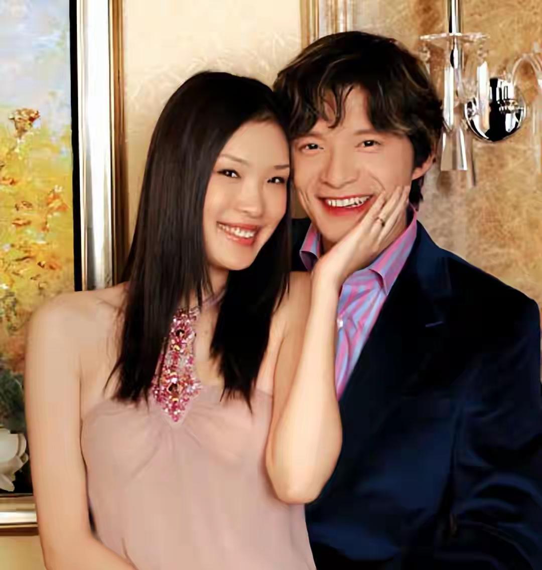 佟晨洁曾是上海知名模特，与国脚谢晖的婚姻被称为“中国小贝夫妇”，七年婚姻因生育观