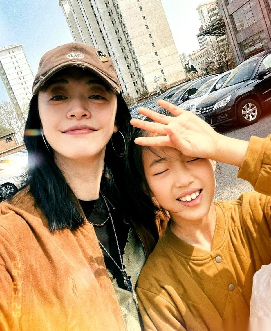 姚晨晒了张新照片，和女儿小茉莉的合影，俩人都是大高个儿，她笑得挺开心的。
但就是