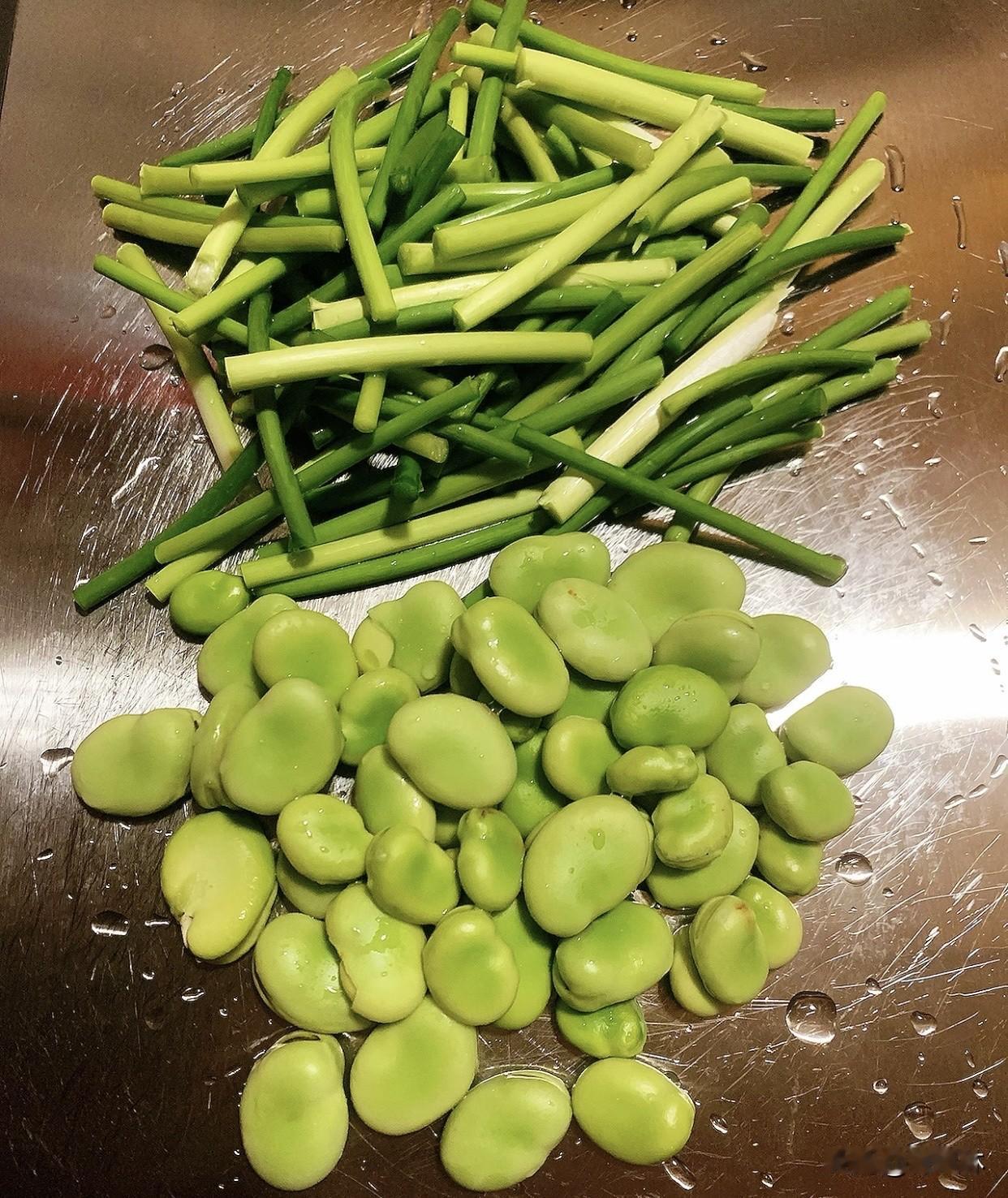 今天早上去菜场买了新鲜的蚕豆与蒜苗，不知道蒜苗要不要焯水，请教了豆包，立马回复我