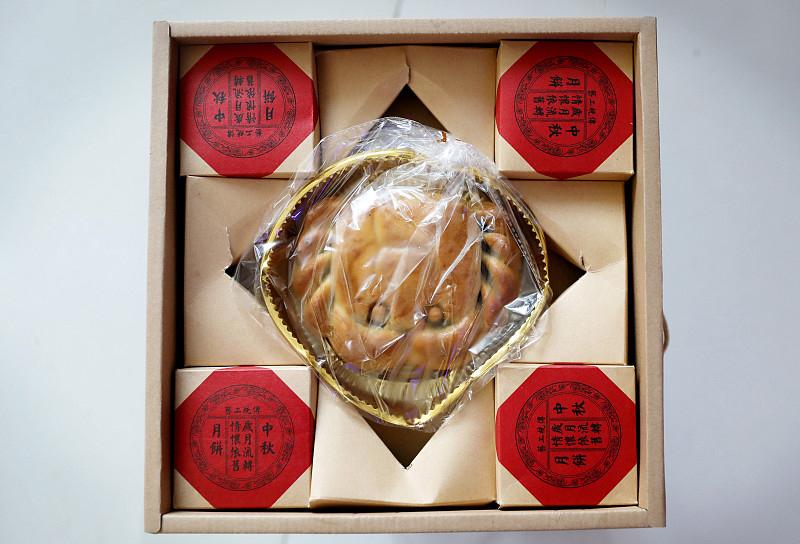 浙江一男子过节走亲戚太多，花17元购买空月饼盒，装入散装月饼秒变“高档礼盒”：总