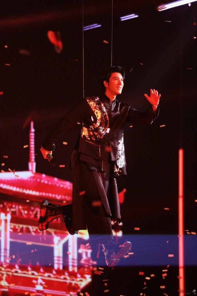 王力宏挑染出现人传猴现象 家人们快看，王力宏的金发挑染引发“人传猴”效应，南京顶