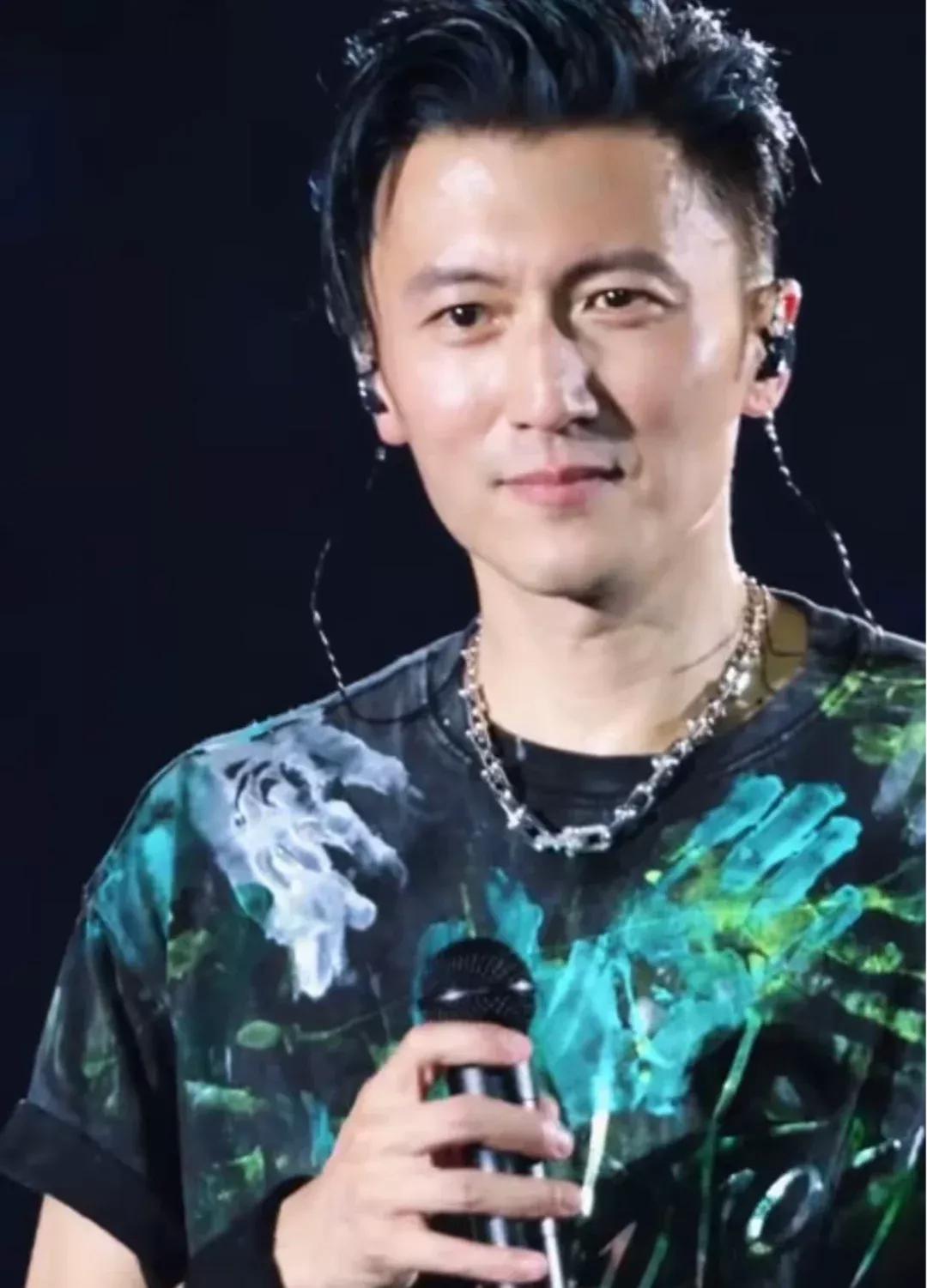 娱乐圈男星上镜爱化妆，眼线粉底高光齐上，好像不化就没法见人。

可谢霆锋不一样，