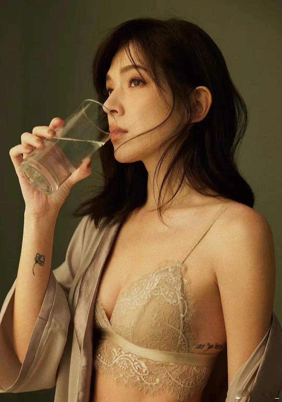 35岁许玮甯好大胆，“真空”礼裙👗开到腰，凹凸饱满的身材够诱人！ ​​​