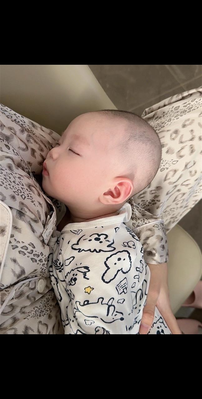 抱着抱着就长大啦 好可爱啊俺的小鼻嘎🥹😘