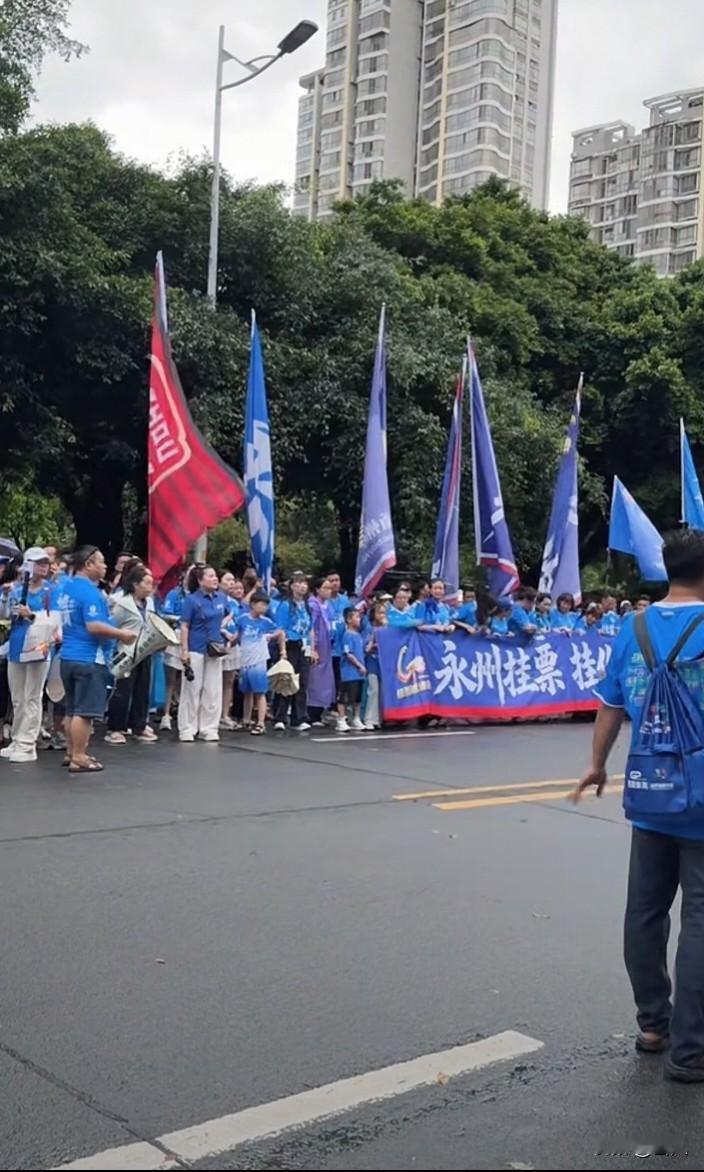 永州球迷远征柳州球迷炸街尽显湘桂温情：2026年7月3日19:30，首届湘桂冠军