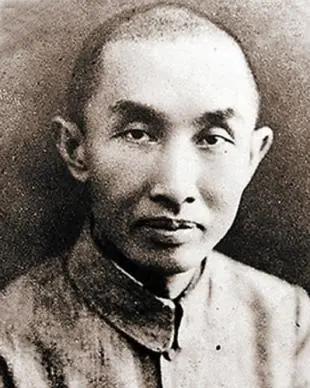 1952年，曾以“轮船大王”而名满天下的卢作孚，因不堪反复批斗的折磨，选择了吞服