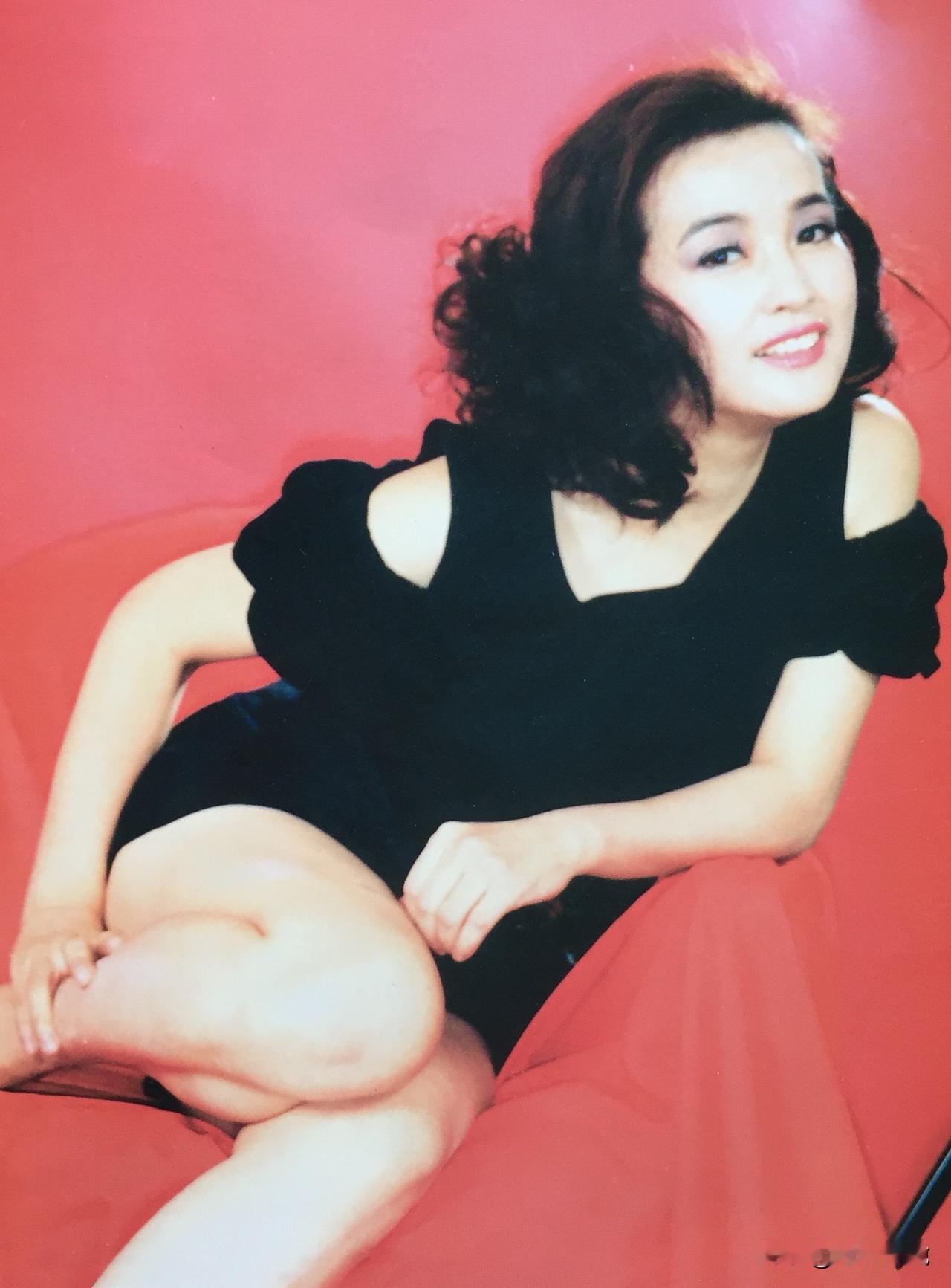 刘晓庆的情感世界和敢爱敢恨的一生。
之后和导演陈国军不顾双方有家室走到一起，对方