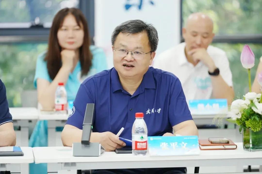 武汉大学校长张平文估计心里很苦，也很悔，悔不当初。
他是2022年12月担任武汉