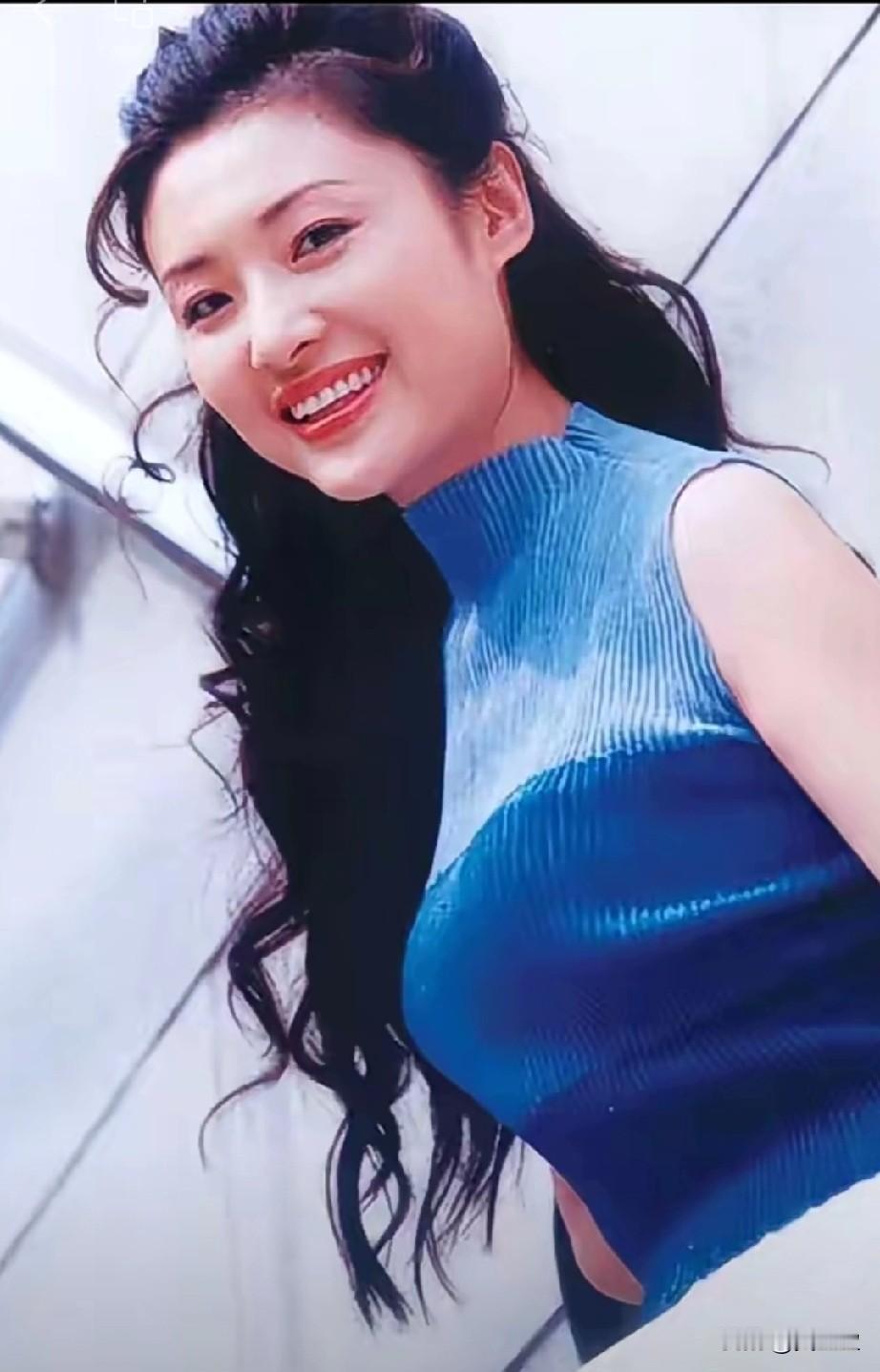 周涛是第三种！
智慧与美貌于一体。
能让大富豪一眼看呆，
除了她自己修炼外，
更