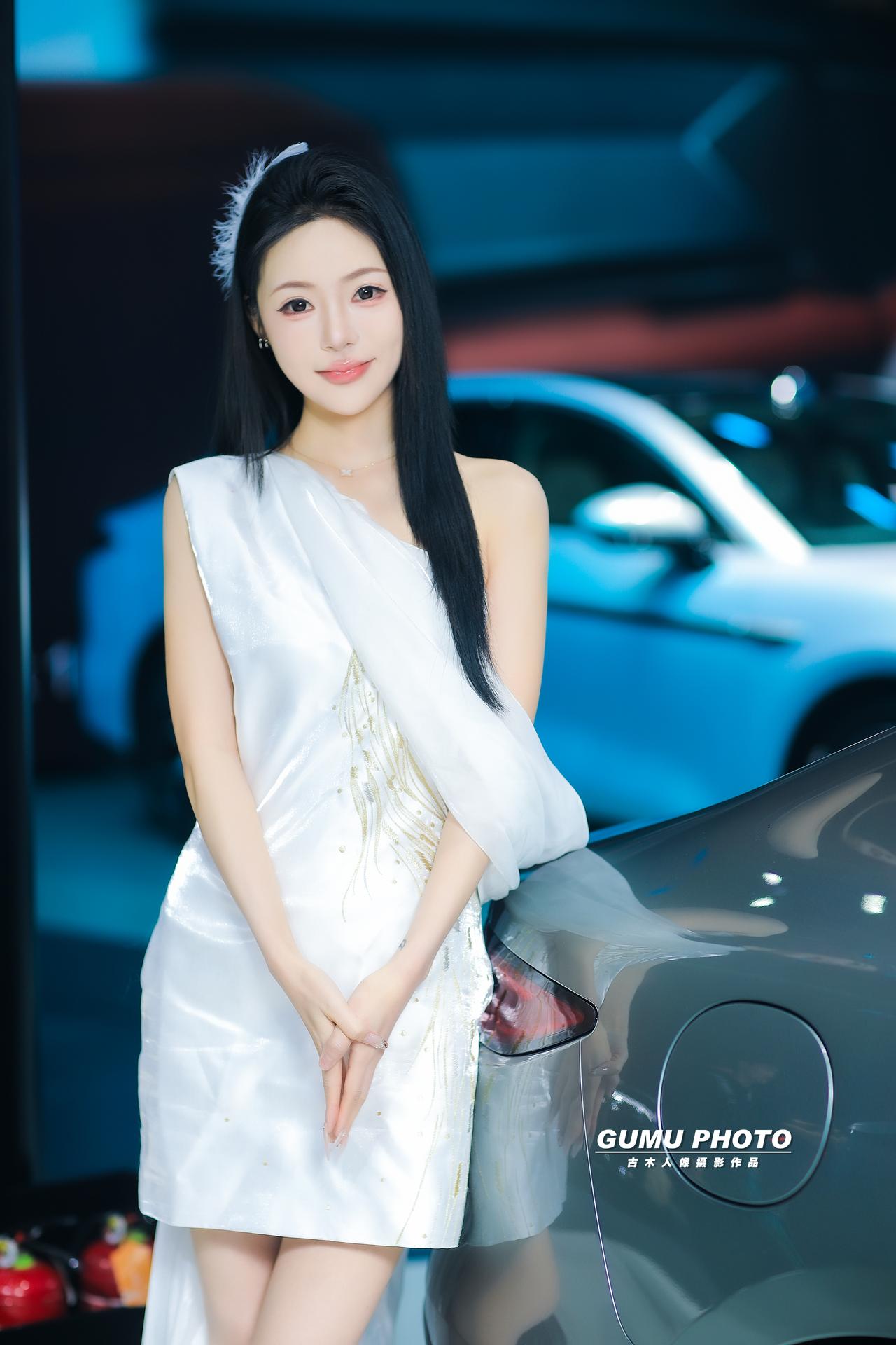 2025重庆汽车消费节比亚迪展台模特小姐姐