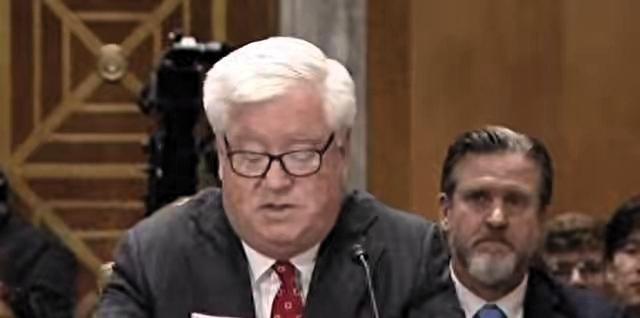 日本全网彻底炸了，美国驻日大使格拉斯开完会直接对着媒体放话，声称自己代表总统和大