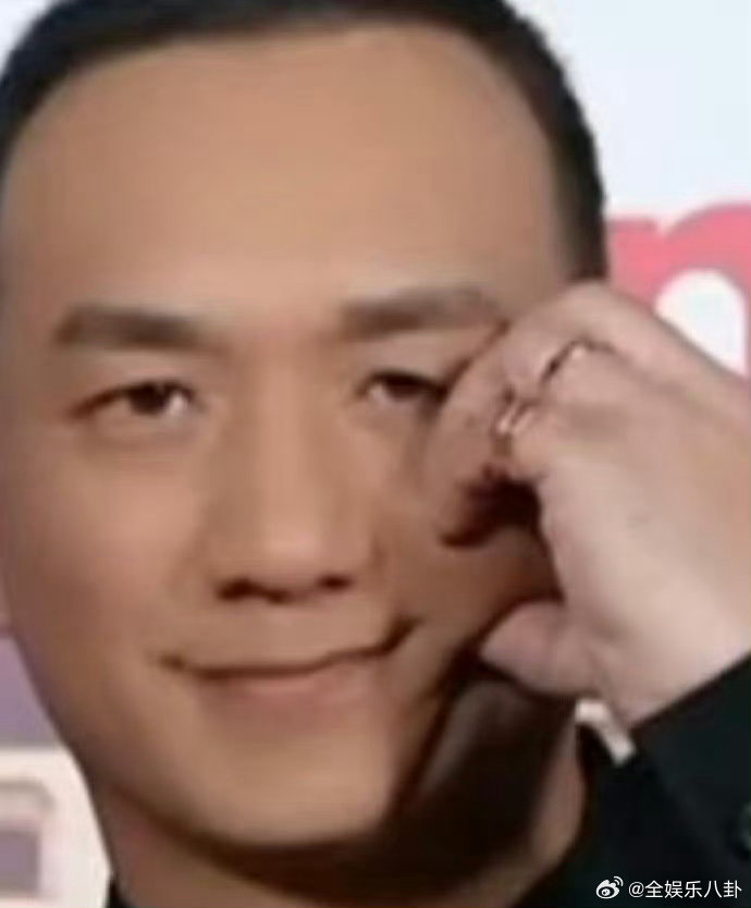 黄觉脸颊比心黄觉脸颊比心也太有反差感了吧，硬汉气质里藏着温柔可爱，动作自然不做作