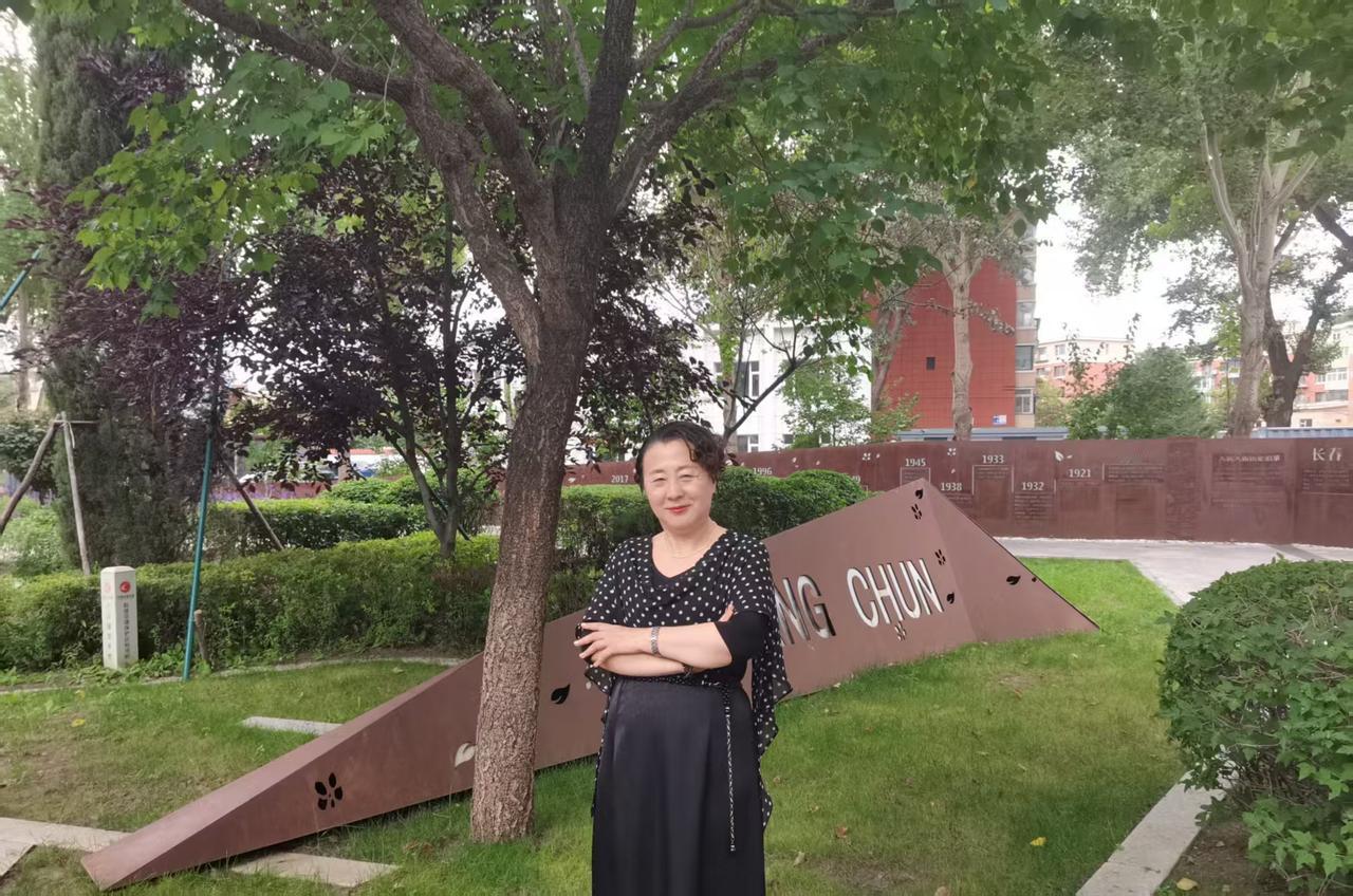 哈哈，省作协培训课堂上，我和素老三前后座。

提前出发，到了会场，每个座位都是贴