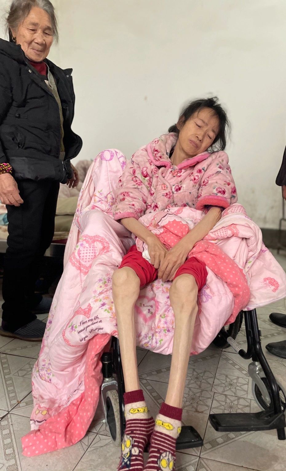 街坊邻居听闻何金良病了，提着水果来探望，桌上摆得满满的。见到有人前来，何金良忍不...