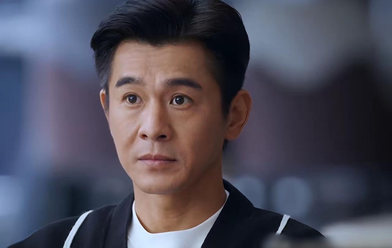 主持人问乔振宇:“你为什么要在《美人余》里演坏人狄立人？”乔振宇说:“我不想演一