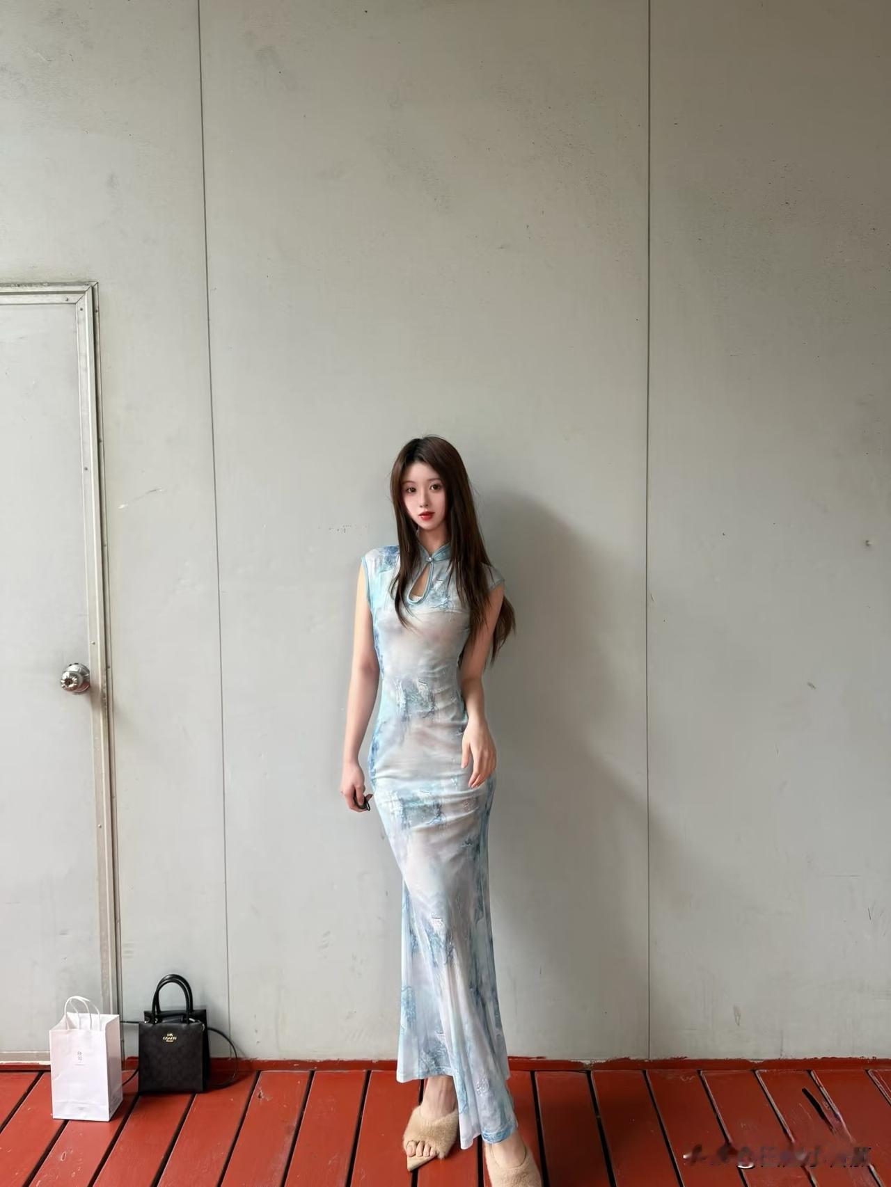 原来少女与旗袍，才是人间绝色。
水墨蓝染就的裙摆，藏着最动人的纤细与温柔。
质感