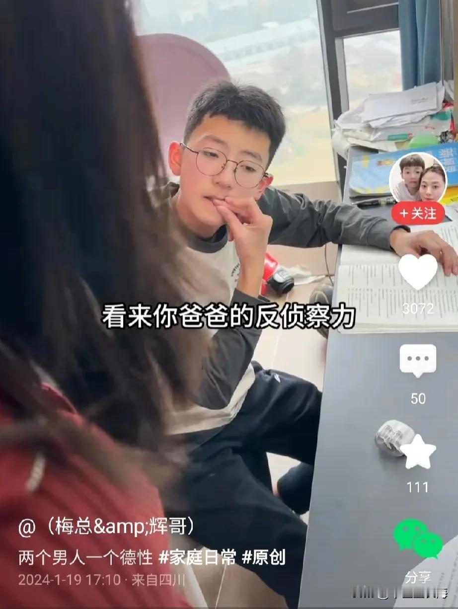 如果观察，好多娃娃有咬手的习惯，有些指甲指头都咬烂了。看看辉哥家这娃表演的真像。