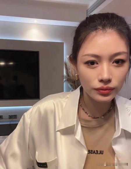 模特儿葛荟婕在近期直播间完成了从“失控怨妇”到“清醒明白人”的公众形象重塑。这种