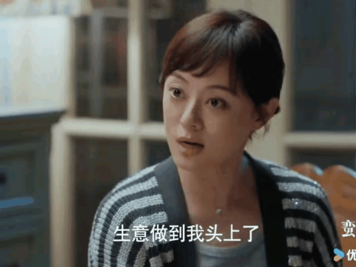 《蛮好的人生》薛晓舟送了一份保险给胡曼黎这让胡曼黎意识到薛晓舟对自己可能了别样的