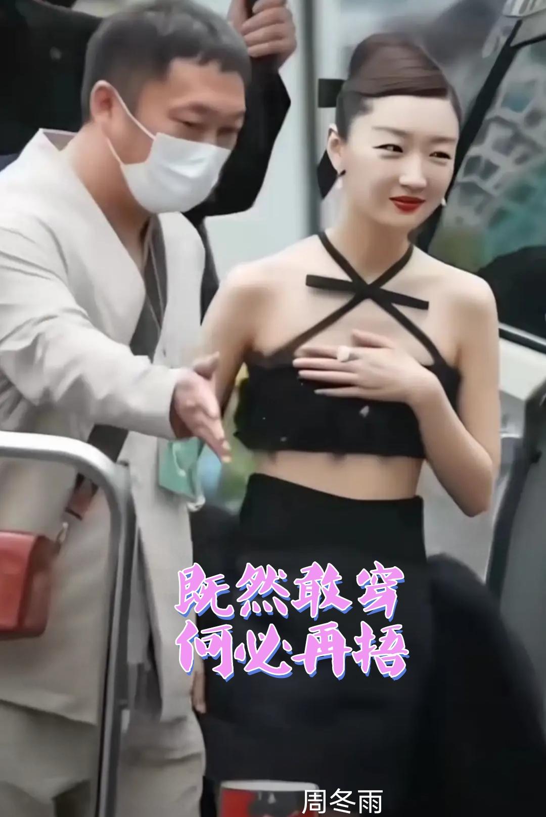 既然敢这么穿何必还在遮掩。
[烟花]2010年因主演张艺谋电影 《山楂树之恋》饰