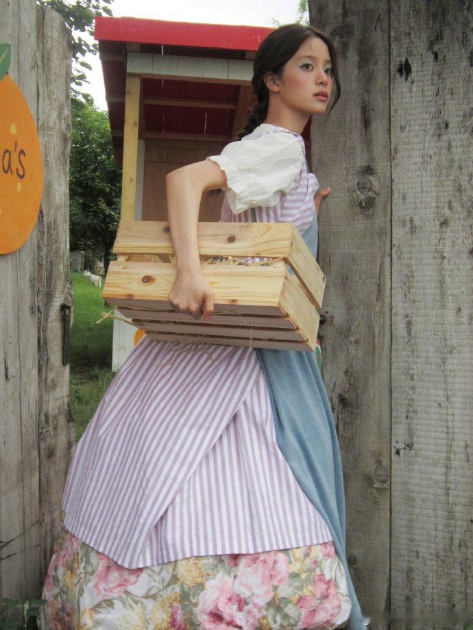 又一次被欧阳娜娜审美折服 木栅栏、蔬果摊、碎花围裙……娜娜仿佛是从油画里走出来的