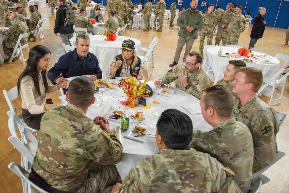 一次，美国国防部长参加节日“茶话会”，桌上吃的东西少的可怜，非常“抠门”。