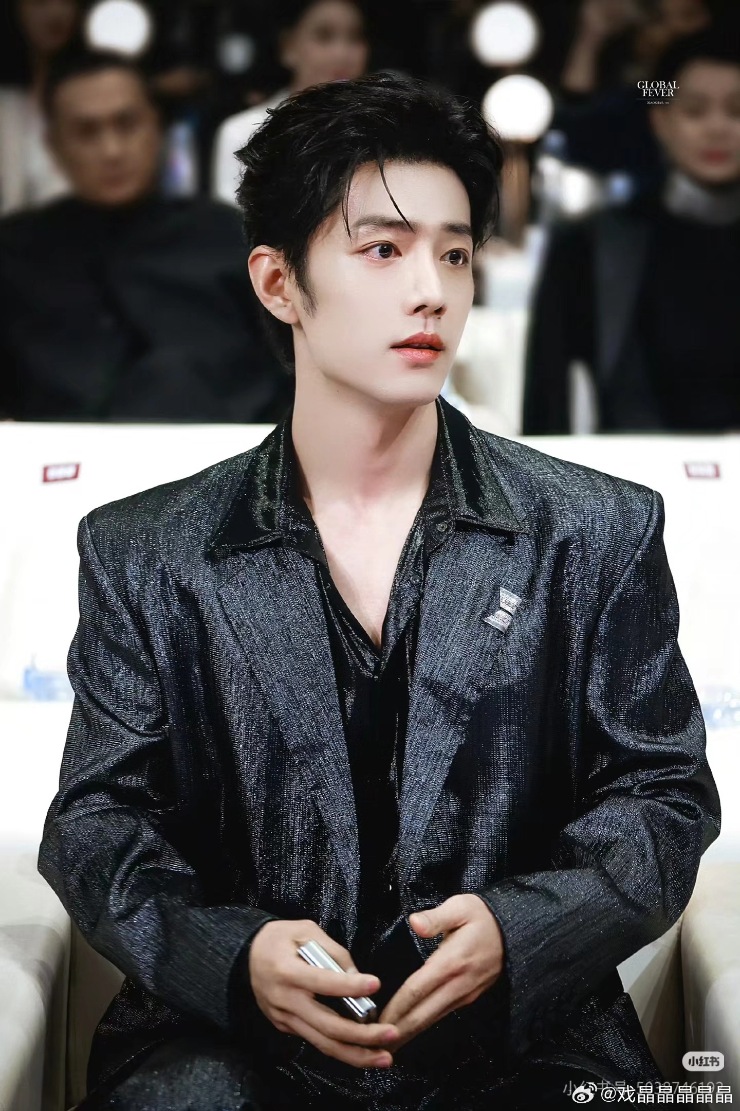 有某家粉丝强烈要求看顶流的照片，我很少纯发帅哥照片的，既然如此强烈要求，就发几张