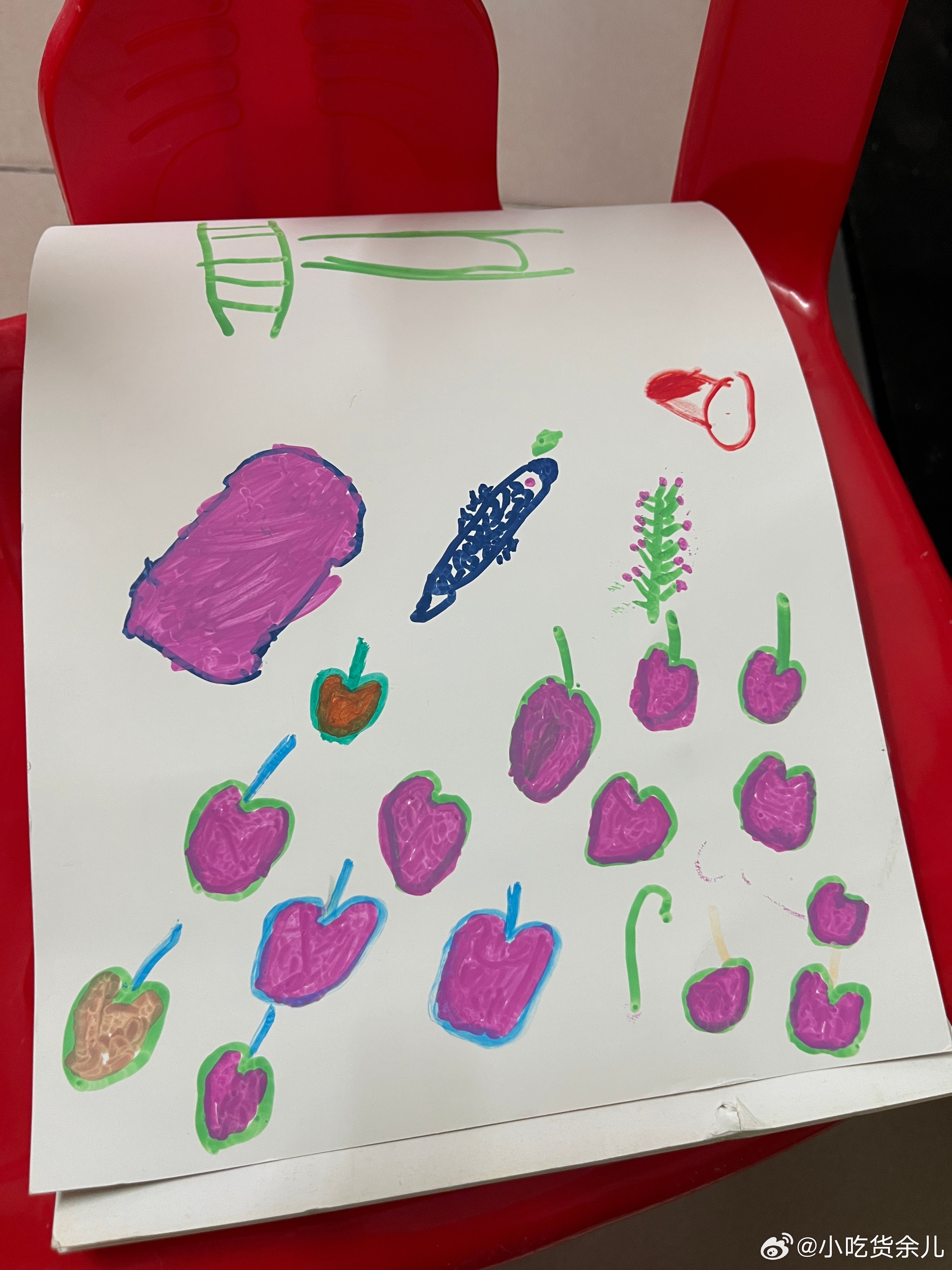 哈哈！爷爷也不甘下风爷爷和奶奶画画PK。两个小家伙互拍，哥哥拍的妹妹，还不错。图