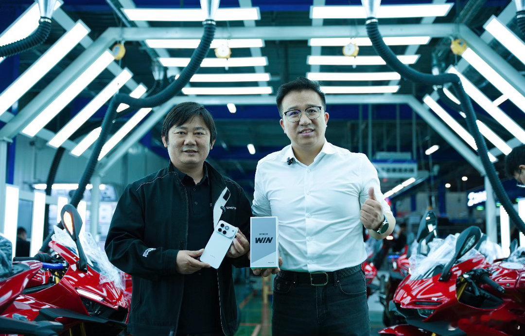 最近被荣耀这波国货联动狠狠圈粉了！一边是和张雪机车的跨界合作，中国机车在WSBK